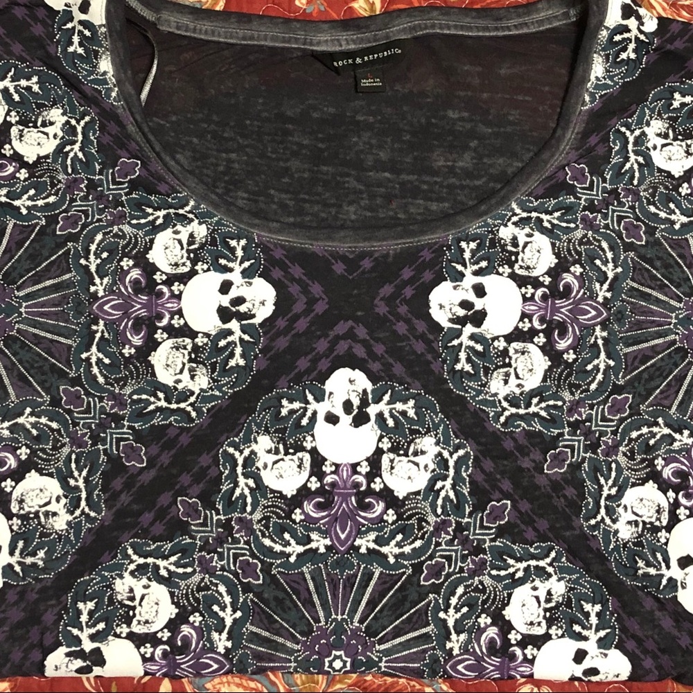 🌟 2/$8 🌟Cute burnout style T-shirt